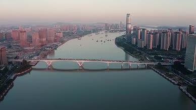 4k航拍广州琶洲大桥车流交通视频的预览图